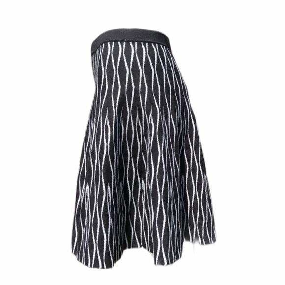 Context Lord & Taylor black white geometric design knit short skirt size Medium - Picture 2 of 5